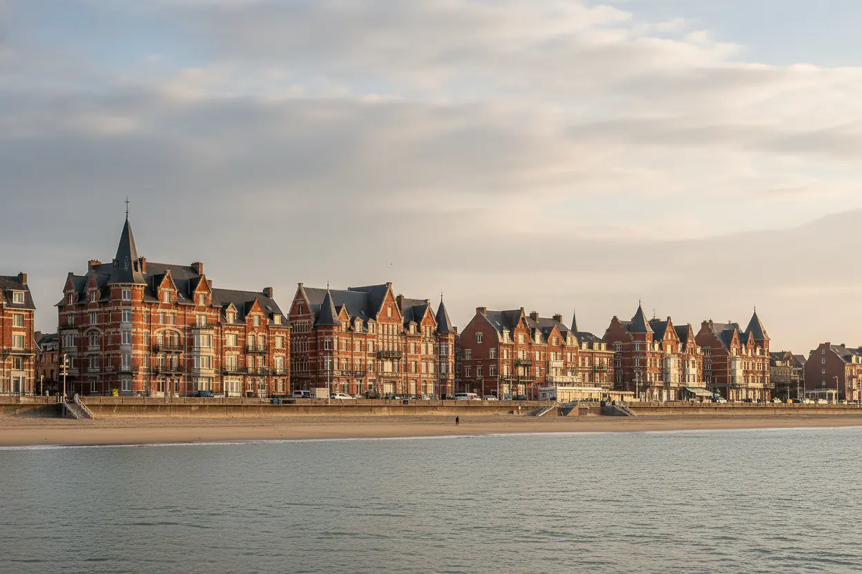 Façades en brique flamande sur le front de mer de Dunkerque