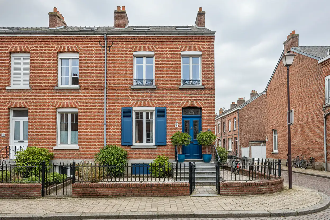 Maison de ville en brique rouge à louer dans un quartier résidentiel de Dunkerque